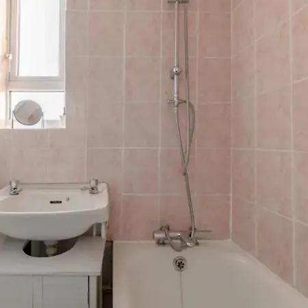 Cosy 4bd Flat Wprivate Balcony - Nine Elms! Apartment London