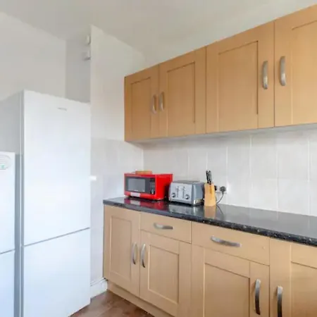 Cosy 4bd Flat Wprivate Balcony - Nine Elms! Apartment