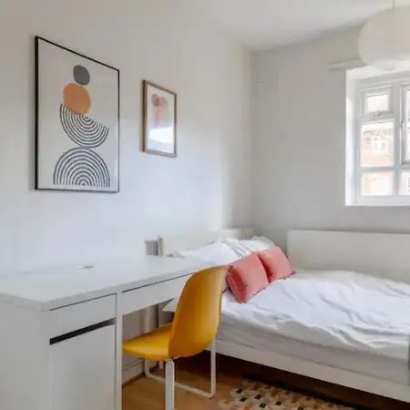 Apartment Cosy 4bd Flat Wprivate Balcony - Nine Elms!