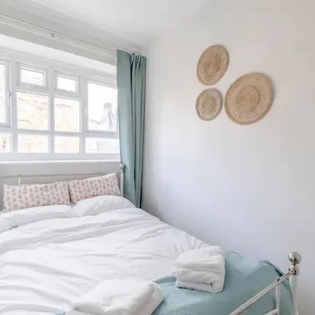 Cosy 4bd Flat Wprivate Balcony - Nine Elms! Apartment