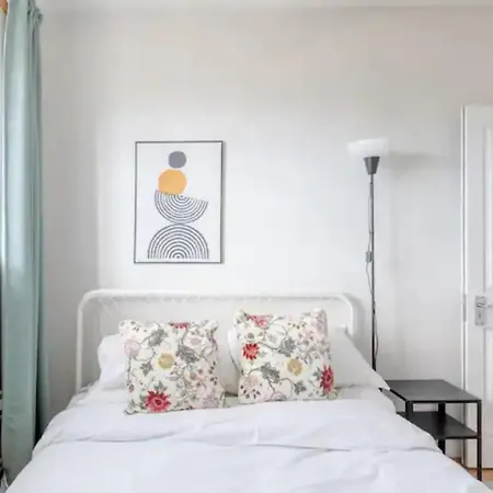 Cosy 4bd Flat Wprivate Balcony - Nine Elms! * London