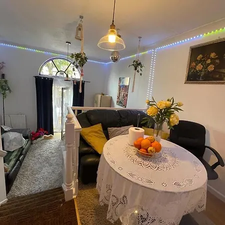 Homestay Ari Luxury Triple London