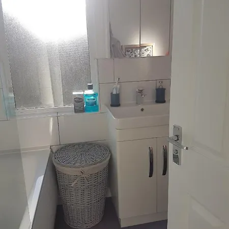 Double Bedroom In Sudbury Hill Wembley - 10 Mins From Wembley Stadium Guest house