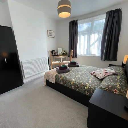 Double Bedroom In Sudbury Hill Wembley - 10 Mins From Wembley Stadium Guest house Harrow on the Hill