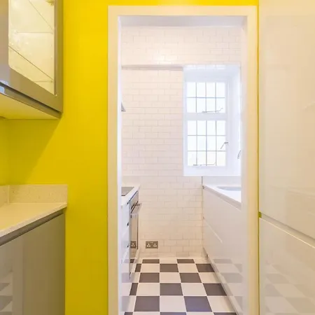 Chic 1 Bed Flat In Popular Bloomsbury 아파트 *