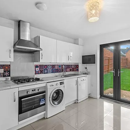 Modern Detached 5 Bedroom House *