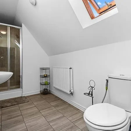 Modern Detached 5 Bedroom House Holiday home Uxbridge