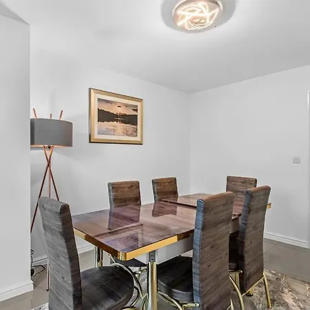 Modern Detached 5 Bedroom House *