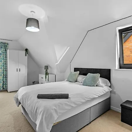 Modern Detached 5 Bedroom House Holiday home *