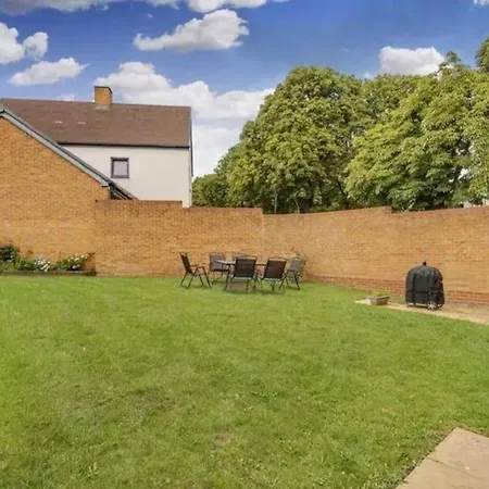 Modern Detached 5 Bedroom House *