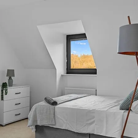 Modern Detached 5 Bedroom House