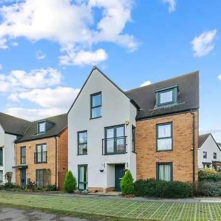 Holiday home Modern Detached 5 Bedroom House Uxbridge
