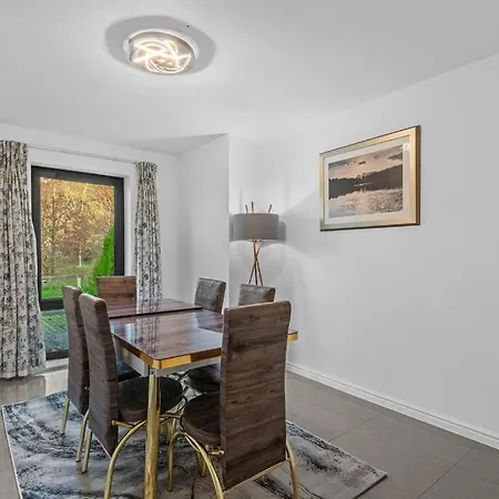 Modern Detached 5 Bedroom House *