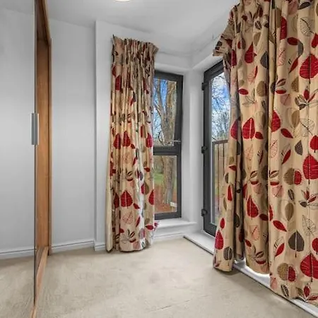 Modern Detached 5 Bedroom House Holiday home *