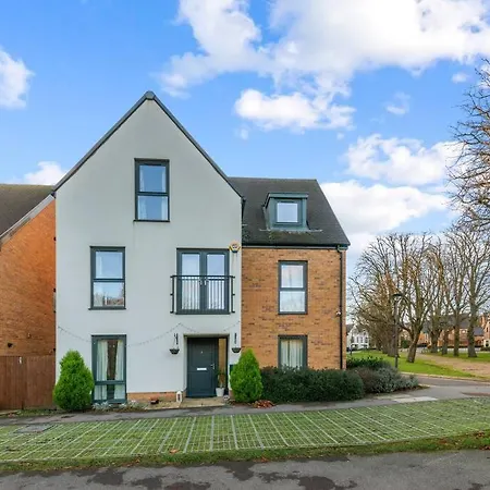 Modern Detached 5 Bedroom House