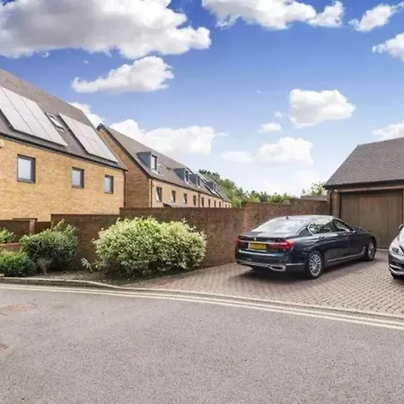 Modern Detached 5 Bedroom House Holiday home Uxbridge