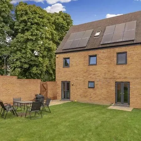 Modern Detached 5 Bedroom House *