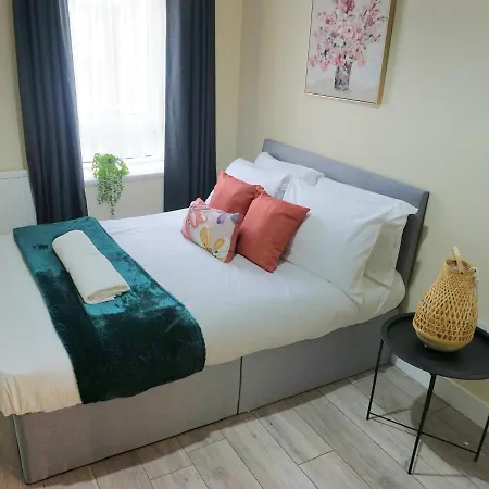 Stylish In London, E14 Apartment