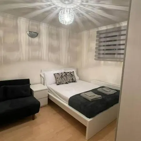 Holiday home Entire 3 Bedroom - Minutes To Emirates Stadium! *