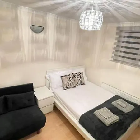 Holiday home Entire 3 Bedroom - Minutes To Emirates Stadium! London