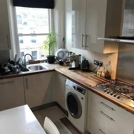 Metropolitan Tranquility: Chic Flat Regent's Park London