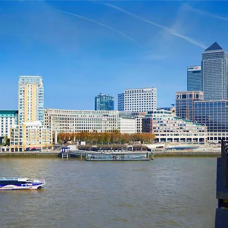 Отель Doubletree By Hilton - Docklands Riverside 4*