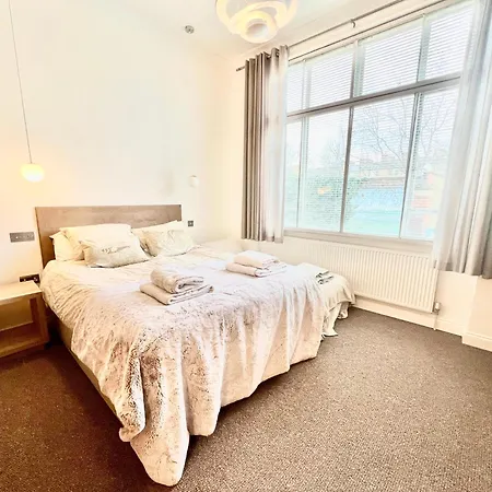 Stylish 2br Designer Flat Holland Park Apartment *