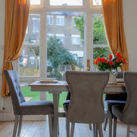דירה Templar Large Garden Flat *