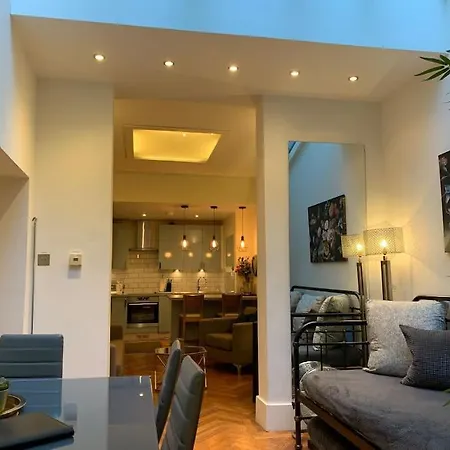 Hyde Park 3bed With Patio As Seen On Tv House Hunters International