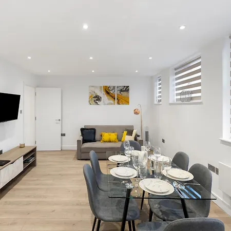 Luxurious 2 Bedroom - - Location Apartment London