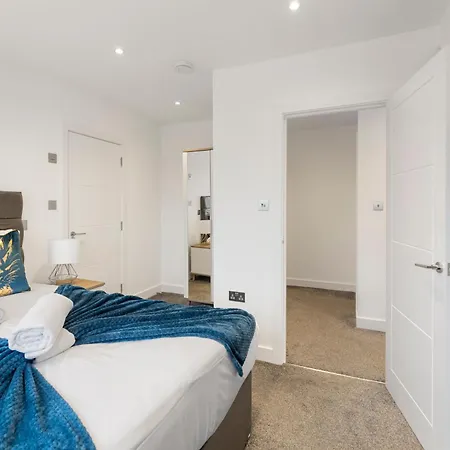 Luxurious 2 Bedroom - - Location Apartment
