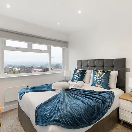Luxurious 2 Bedroom - - Location * London