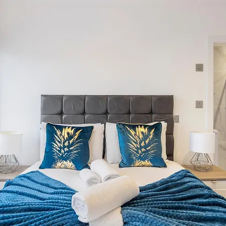 Luxurious 2 Bedroom - - Location *