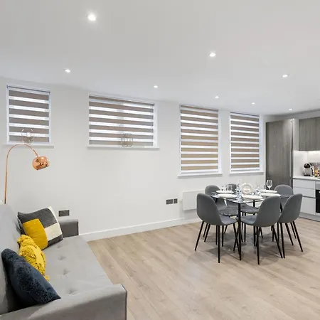 Luxurious 2 Bedroom - - Location *