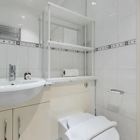 Parea Living - Notting Hill, Stylish 1-bedroom Flat, Private Gardens, Remote Working Apartment