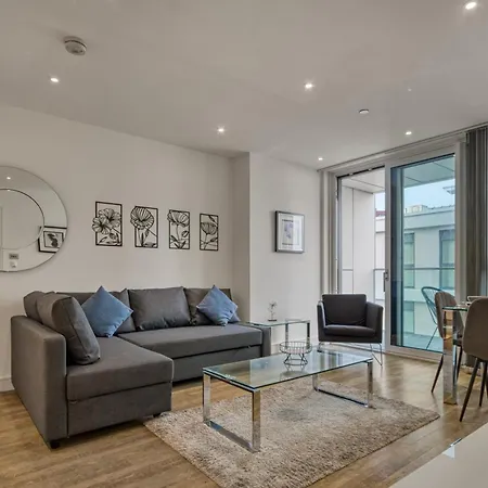 Stylish And Spacious- One Bed In Nine Elms *