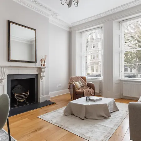 Parea Living - Notting Hill, Stylish 1-bedroom Flat, Private Gardens, Remote Working London