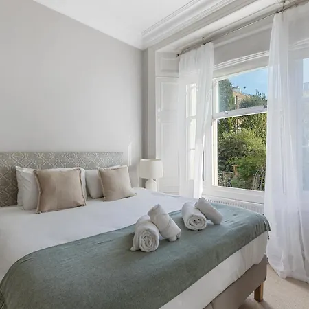 Parea Living - Notting Hill, Stylish 1-bedroom Flat, Private Gardens, Remote Working *