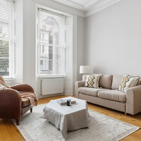 Parea Living - Notting Hill, Stylish 1-bedroom Flat, Private Gardens, Remote Working *