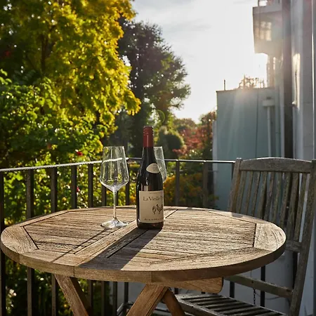 Parea Living - Notting Hill, Stylish 1-bedroom Flat, Private Gardens, Remote Working Apartment *