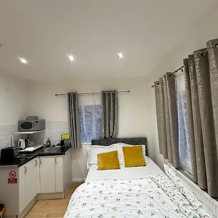 Luxury Ensuite 2nd Flat With Great Views In Keedonwood Road With Fully Own Bathroom Newly Added And Private Kitchenette Apartment *