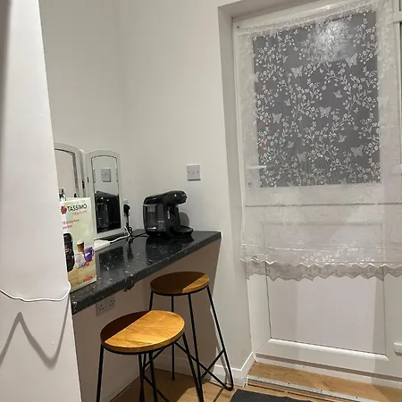 Apartment Luxury Ensuite 2nd Flat With Great Views In Keedonwood Road With Fully Own Bathroom Newly Added And Private Kitchenette