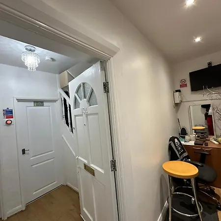 Luxury Ensuite 2nd Flat With Great Views In Keedonwood Road With Fully Own Bathroom Newly Added And Private Kitchenette Apartment Bromley