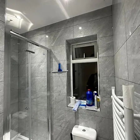 Luxury Ensuite 2nd Flat With Great Views In Keedonwood Road With Fully Own Bathroom Newly Added And Private Kitchenette Apartment Bromley