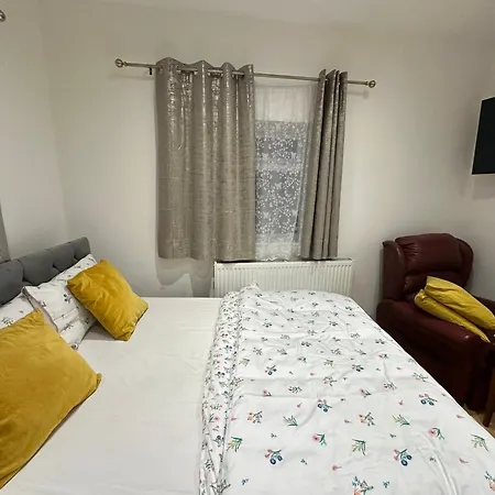 Luxury Ensuite 2nd Flat With Great Views In Keedonwood Road With Fully Own Bathroom Newly Added And Private Kitchenette Apartment