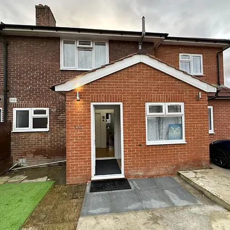 Apartment Luxury Ensuite 2nd Flat With Great Views In Keedonwood Road With Fully Own Bathroom Newly Added And Private Kitchenette *