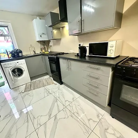 Private In Trendy East Guest house