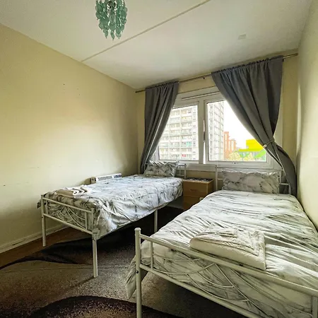 Charming For Rent Ideal For Tourists Near Portobello Market Guest house
