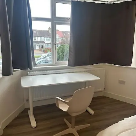 Delightful In Wimbledon Raynes Park