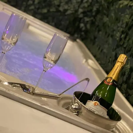Luxury Urban Hideaway With Private Hot Tub & Pole * Croydon